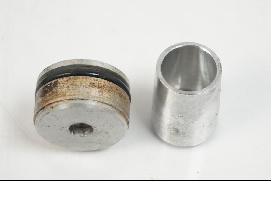 Höger sida på Gaffelbensdelar från en BMW F 650 CS -2002 motorcykel.