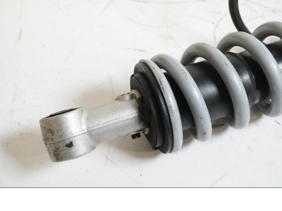 Baksidan på Stötdämpare från en BMW R 1150 R -2001 motorcykel.