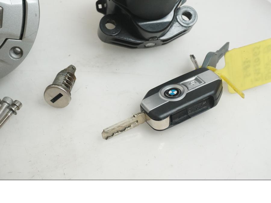 Baksidan på Låssats från en BMW R 1250 GS -2019 motorcykel.