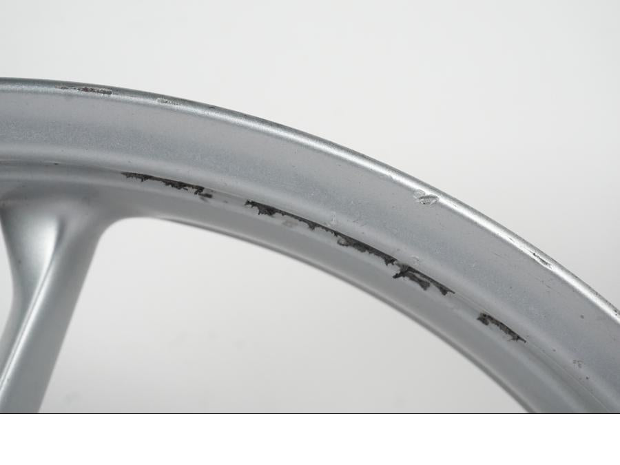 Snett uppifrån på Fälg från en BMW R 1200 GS -2005 motorcykel.