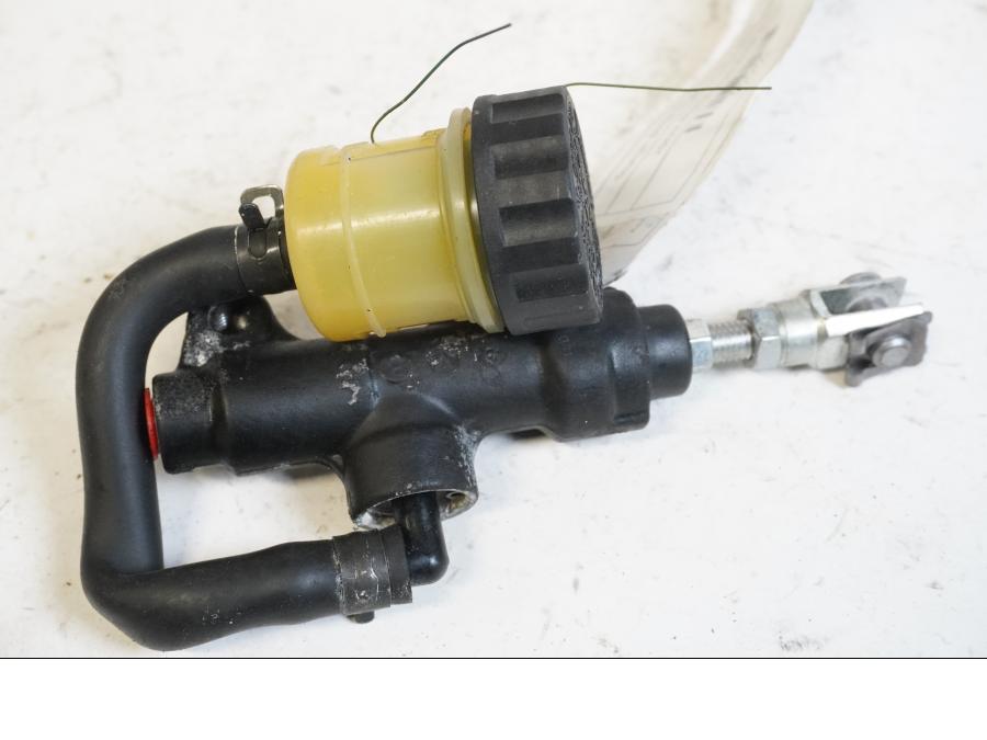 Framsidan på Bromshuvudcylinder från en Triumph Street Triple -2011 motorcykel.