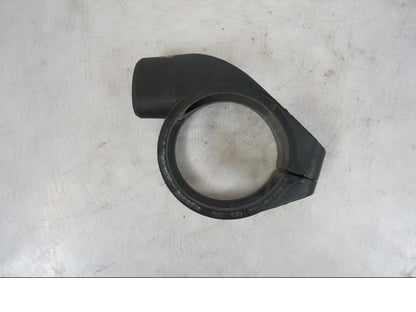 Snett nerifrån på Blinkersfäste från en KTM 1290 Super Duke R -2023 motorcykel.