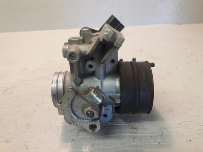 Höger sida på Spjällhus från en Yamaha WR 125 -2010 motorcykel.