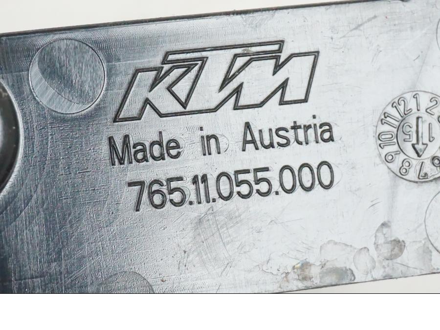 Snett nerifrån på Säkringshållare från en Husqvarna 701 SUPERMOTO ABS -2016 motorcykel.