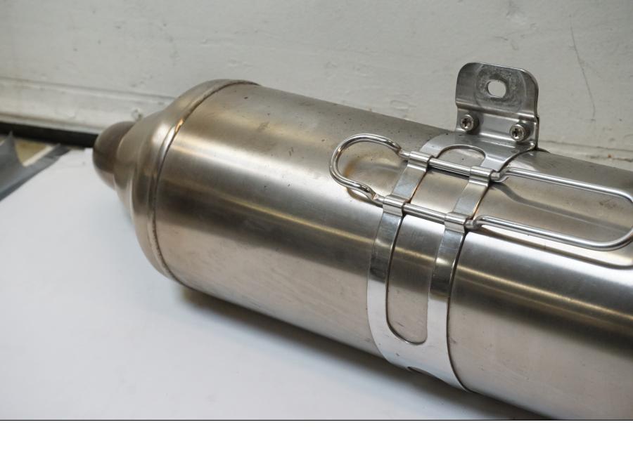 Baksidan på Ljuddämpare från en BMW F 800 ST -2008 motorcykel.