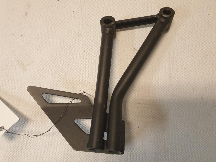 Baksidan på Fotpinnefäste från en Kawasaki Z 125 -2019 motorcykel.