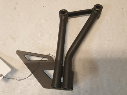 Baksidan på Fotpinnefäste från en Kawasaki Z 125 -2019 motorcykel.