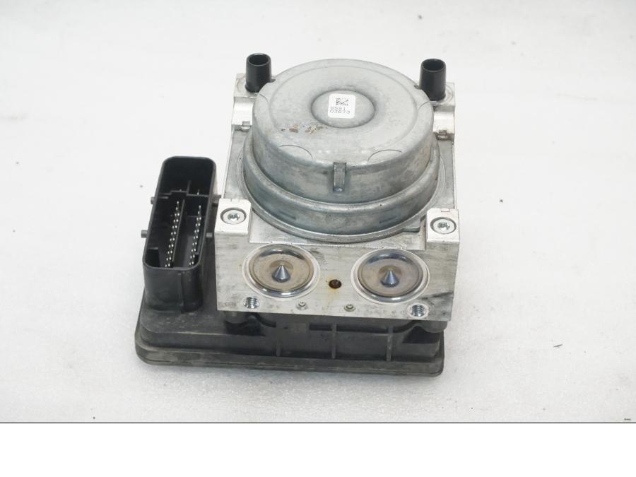 Baksidan på ABS Modulator från en BMW R 1200 GSA -2017 motorcykel.