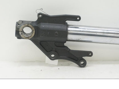 Vänster sida på Gaffelben från en Triumph Tiger Explorer -2012 motorcykel.