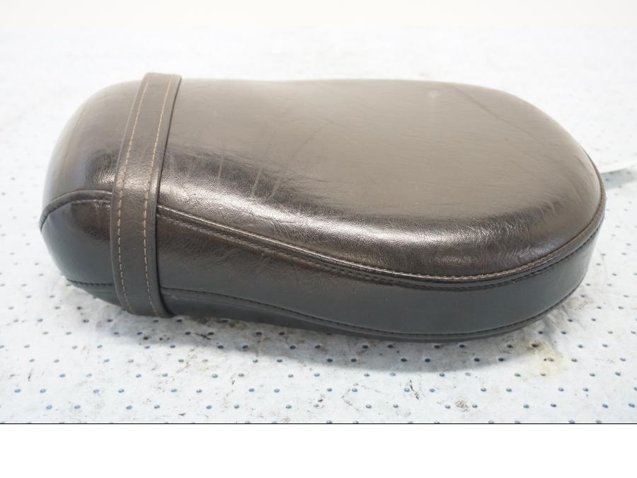 Baksidan på Sadel från en Yamaha XV 1600 -1999 motorcykel.