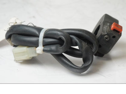 Snett nerifrån på <p>Styrelreglage höger till Honda XL 600 V PD06 1987.</p>

<p>Mindre skada på gummi skyddet se bild.</p> motorcykel.