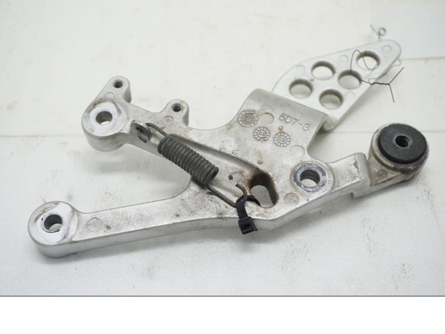 Baksidan på Fotpinnefäste från en Yamaha YZF-R 125 -2008 motorcykel.