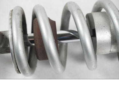 Snett uppifrån på Stötdämpare från en Yamaha YZF 1000 R1 -2007 motorcykel.