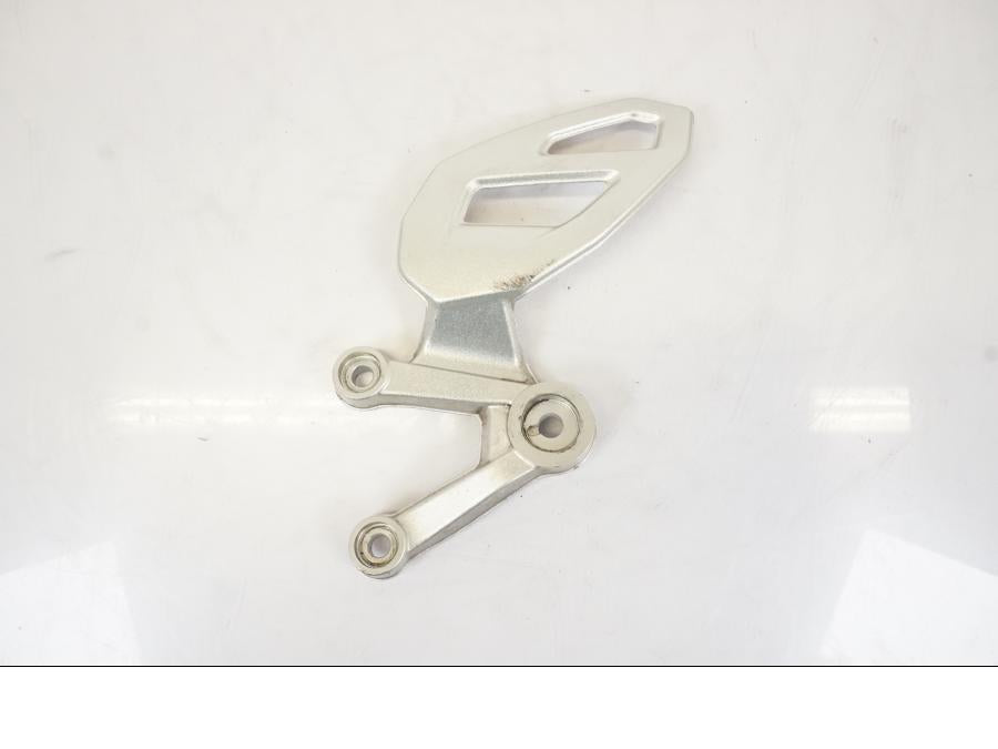 Framsidan på Fotpinnefäste från en BMW S 1000 XR -2019 motorcykel.