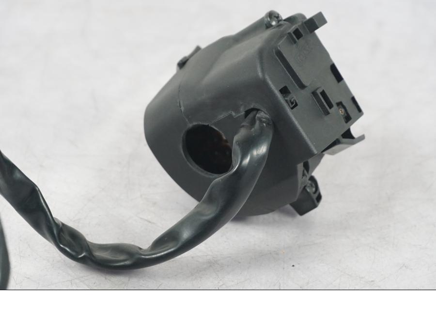 Snett nerifrån på Styrelreglage från en KTM 690 Duke -2015 motorcykel.