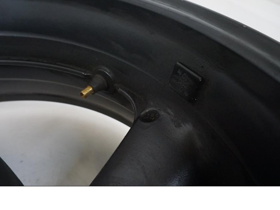 Vänster sida på Fälg från en Yamaha XJR 1300 -2002 motorcykel.