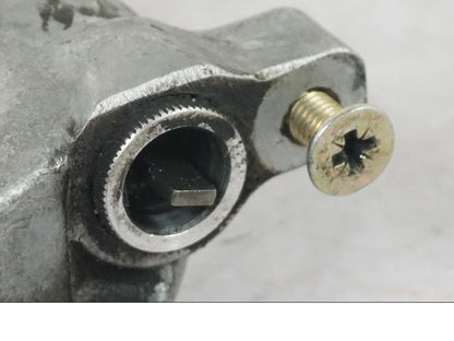 Baksidan på Hastighetsdrivning från en Triumph Daytona 955I -2000 motorcykel.