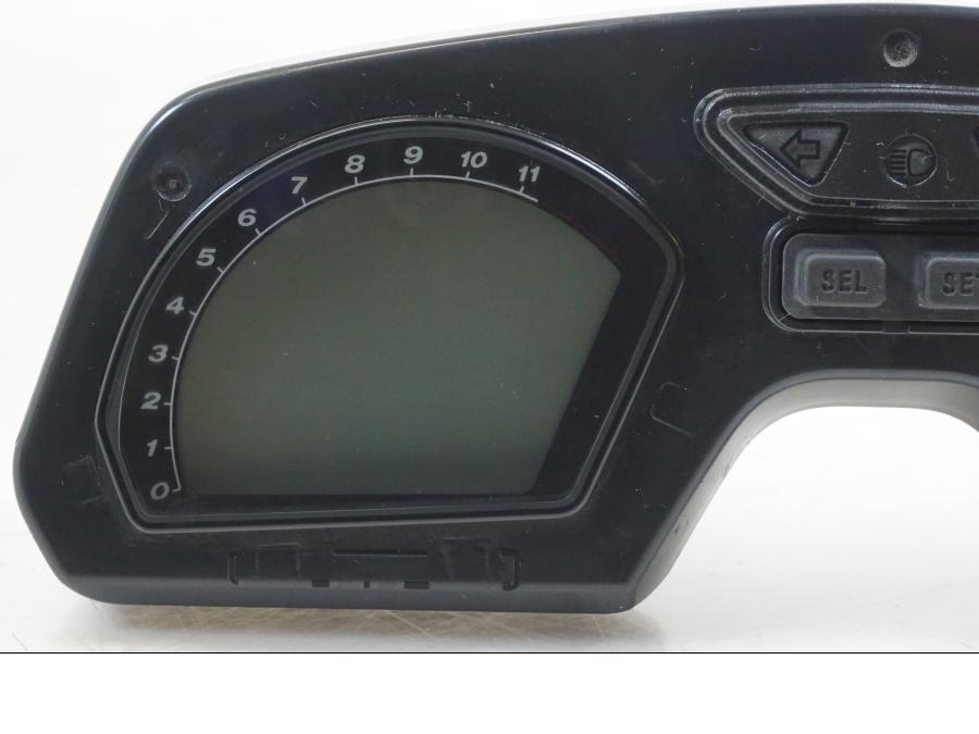 Baksidan på Instrumentpanel från en Honda CB 650 F Hornet -2017 motorcykel.