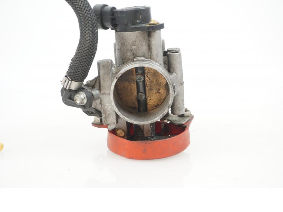 Snett uppifrån på Spjällhus från en Gasgas SM450 -2007 motorcykel.