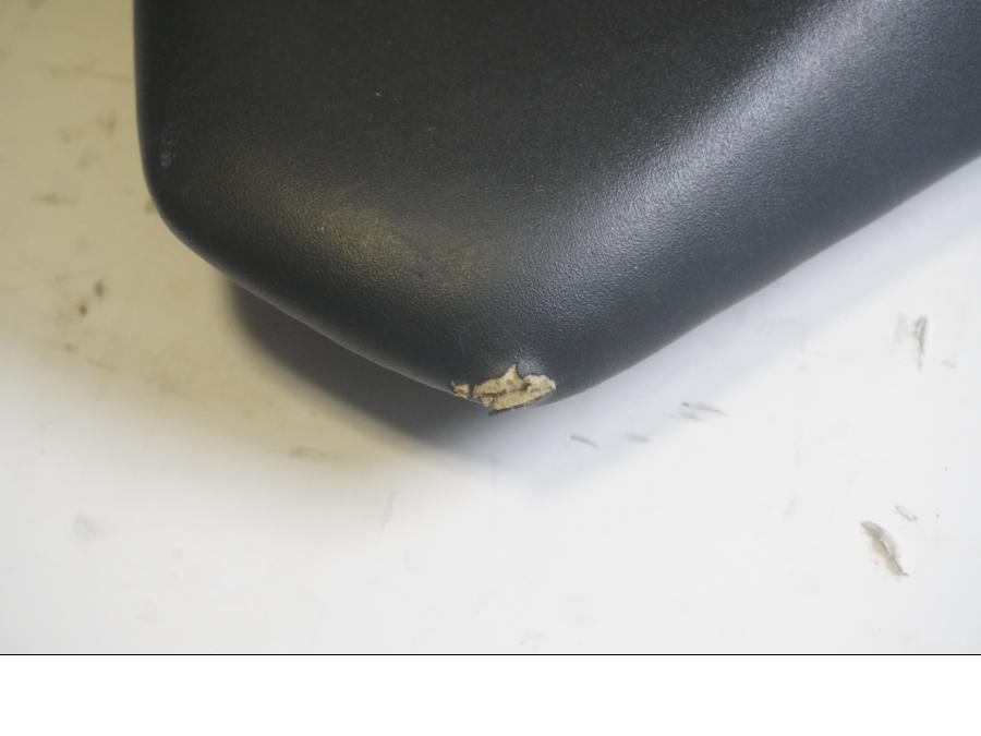 Vänster sida på Sadel från en Kawasaki Ninja 300 -2014 motorcykel.