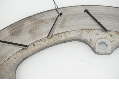 Baksidan på Bromsskiva från en Yamaha XJ 900 -1997 motorcykel.