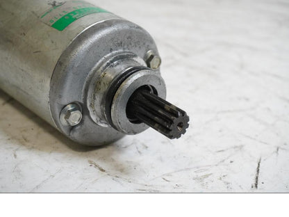 Baksidan på Startmotor från en Triumph Daytona 675 -2006 motorcykel.