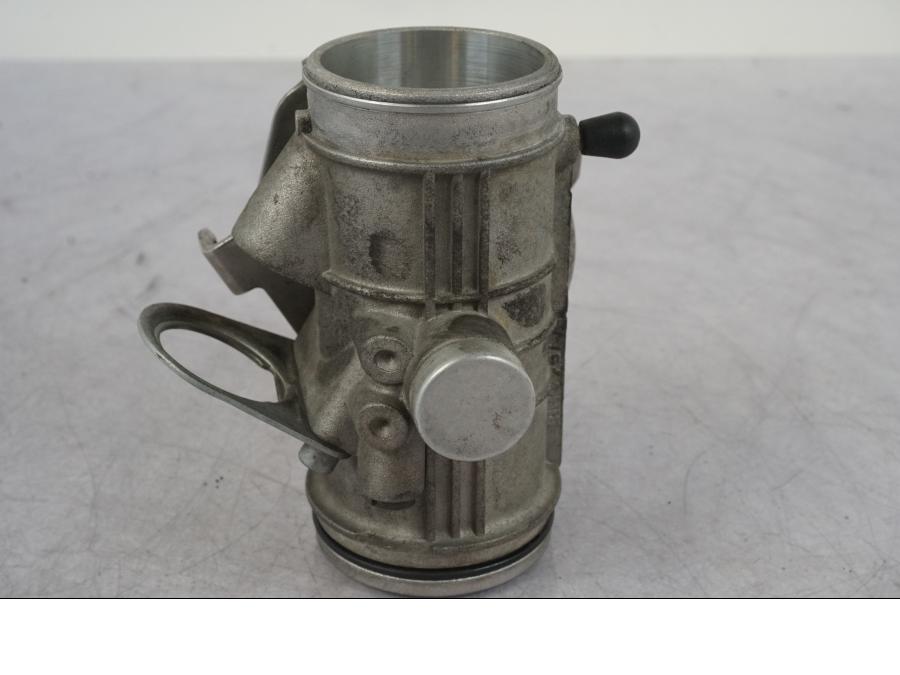 Höger sida på Spjällhus från en BMW R 1100 GS -1998 motorcykel.