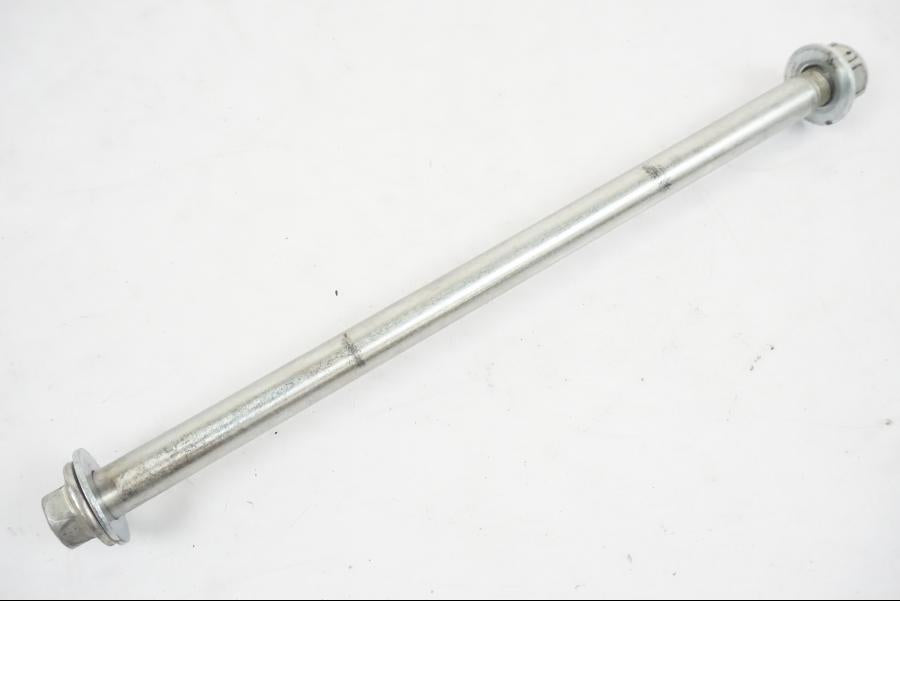 Framsidan på Axel från en KTM 390 Adventure -2021 motorcykel.