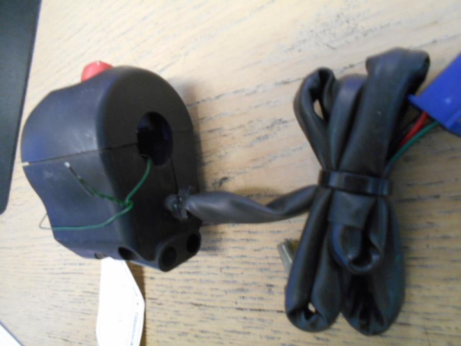 Vänster sida på Styrelreglage från en Yamaha FZ-6 -2007 motorcykel.