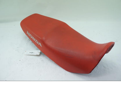 Framsidan på Sadel från en Honda XR 125 -2004 motorcykel.