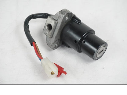 Snett nerifrån på <p>Låssats från Yamaha XV 750 1993.</p>

<p>1st 1st nyckel, tändningslås, tanklock, tändningslås och</p>

<p>förvaringsfacklås Repor finns på tändningslåset se bild.</p> motorcykel.