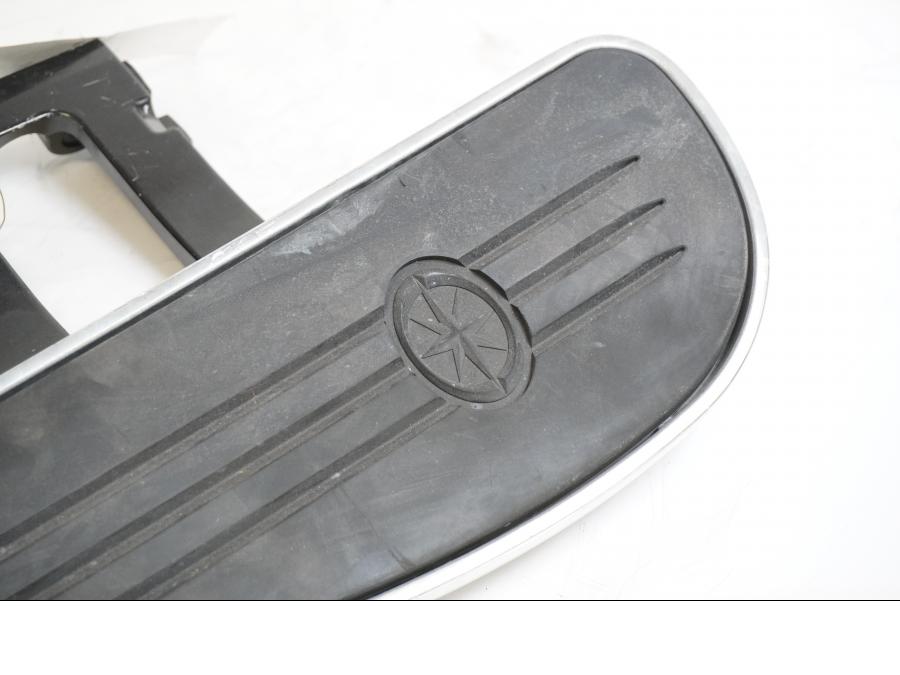 Baksidan på Fotplatta från en Yamaha XV 1900 -2008 motorcykel.