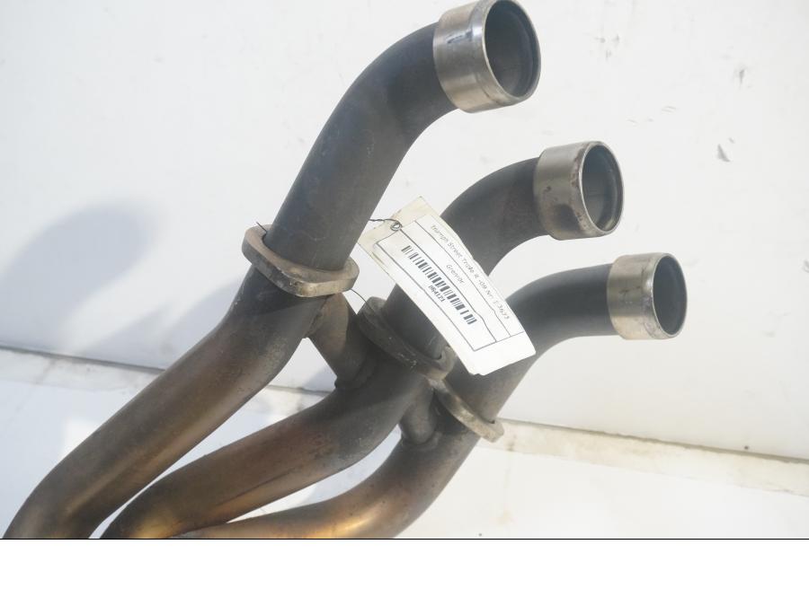 Baksidan på Grenrör från en Triumph Street Triple R -2009 motorcykel.