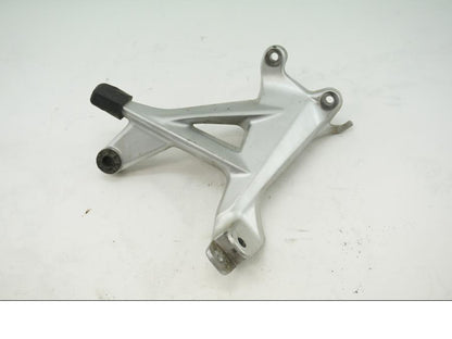 Framsidan på Fotpinnefäste från en Honda VFR 1200 -2012 motorcykel.