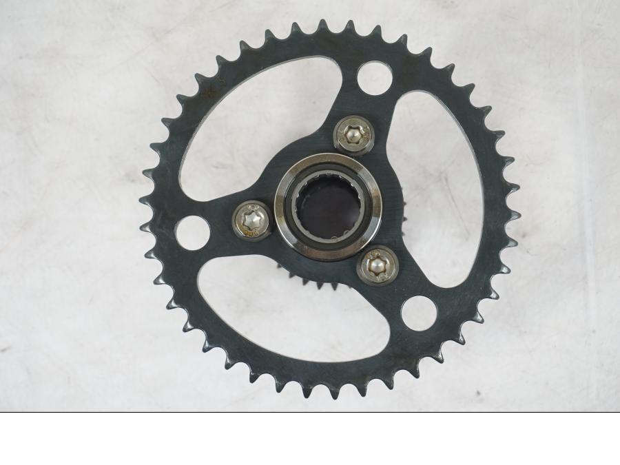 Snett nerifrån på Kamkedjedrev från en BMW R 1200 GSA -2014 motorcykel.