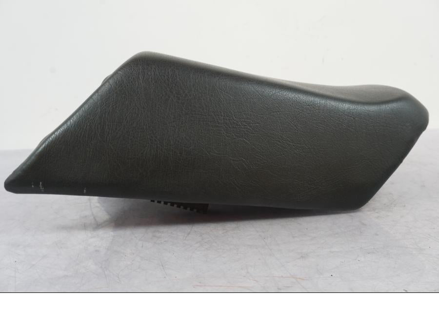 Höger sida på Sadel från en Suzuki GSX 1100 EF -1984 motorcykel.