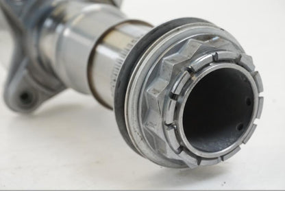 Vänster sida på Axel från en Triumph Speed Triple -2021 motorcykel.