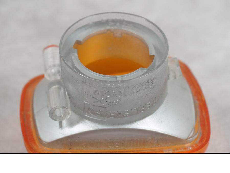 Snett uppifrån på Blinkersglas från en Suzuki SV 650 -1999 motorcykel.