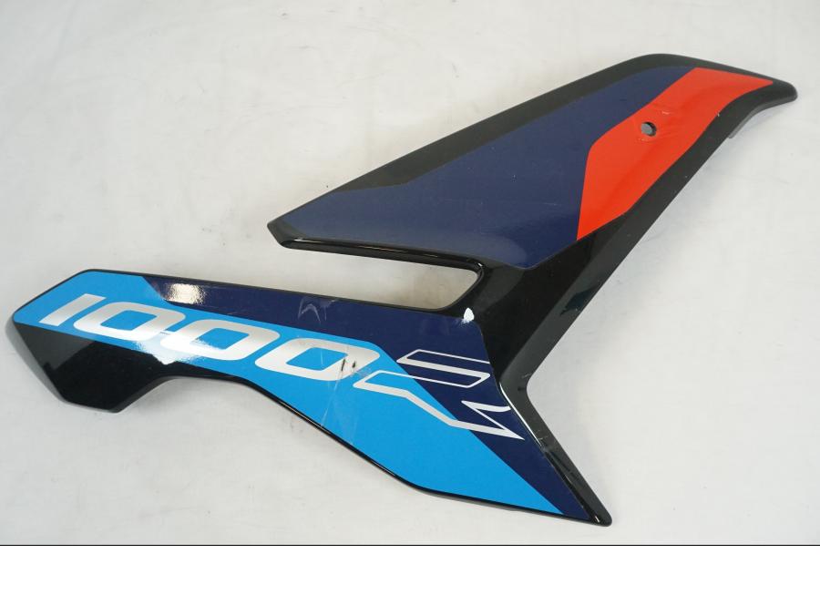 Framsidan på Sidopanel från en BMW M 1000 R -2023 motorcykel.