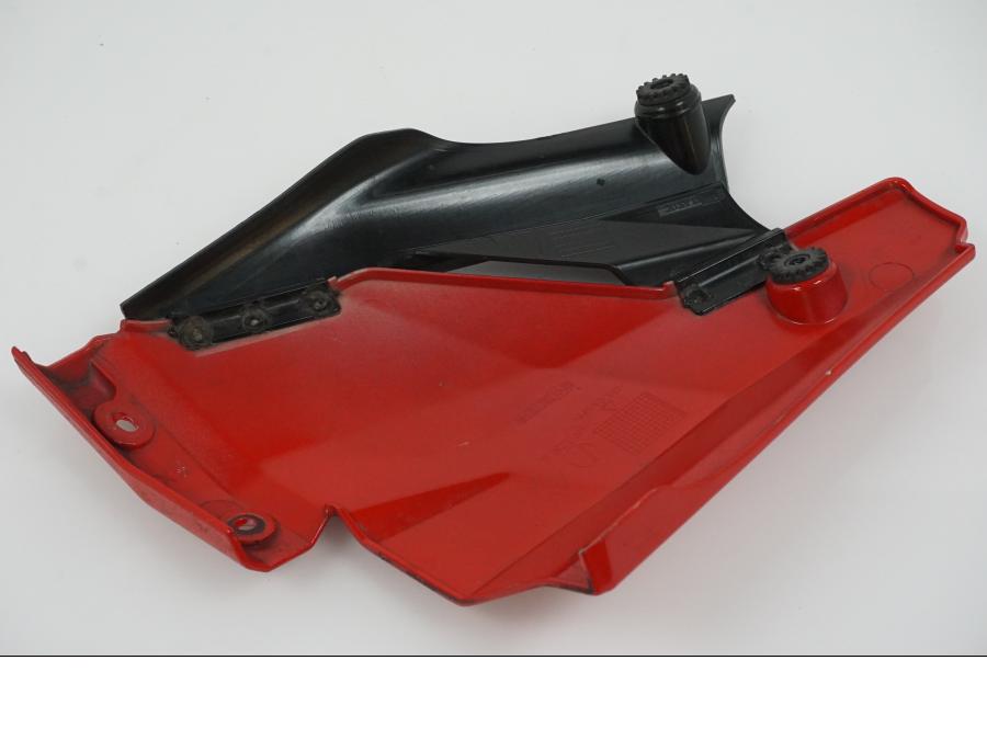 Snett nerifrån på Kylarvinge från en Ducati Streetfighter 1098 -2010 motorcykel.