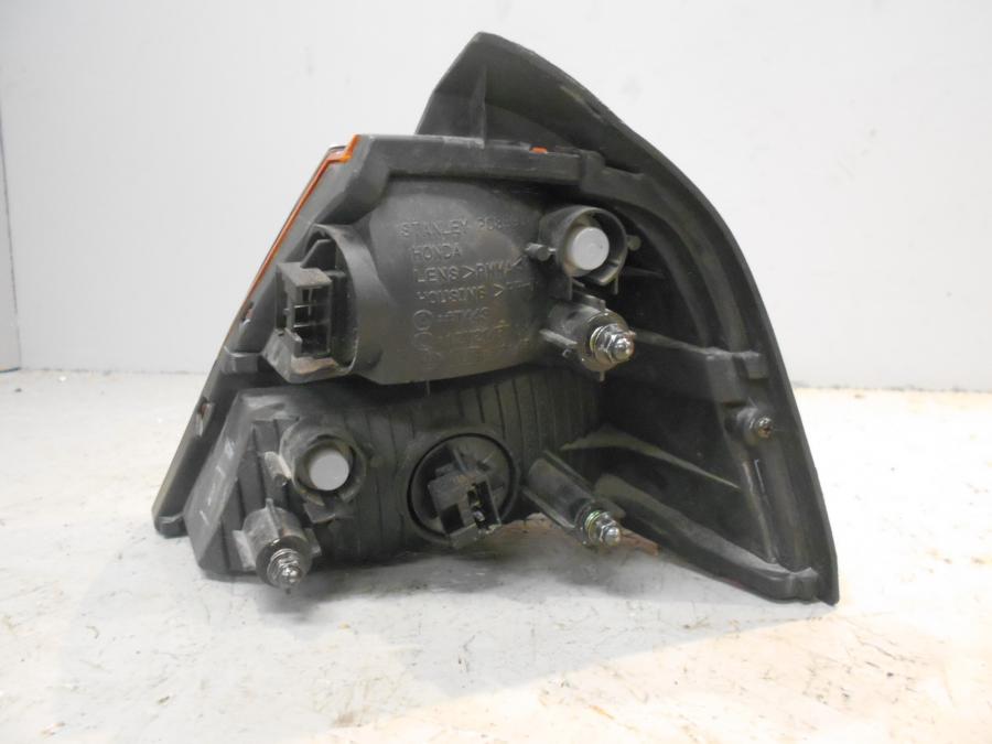 Baksidan på <p>Baklampa vänster från Honda GL 1800 A 2001.</p>

<p>Från sidoväska. Okej skick.</p> motorcykel.