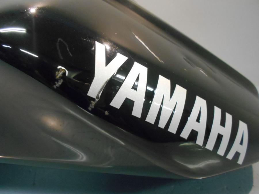 Snett nerifrån på Bensintank från en Yamaha FZS 1000 -2002 motorcykel.