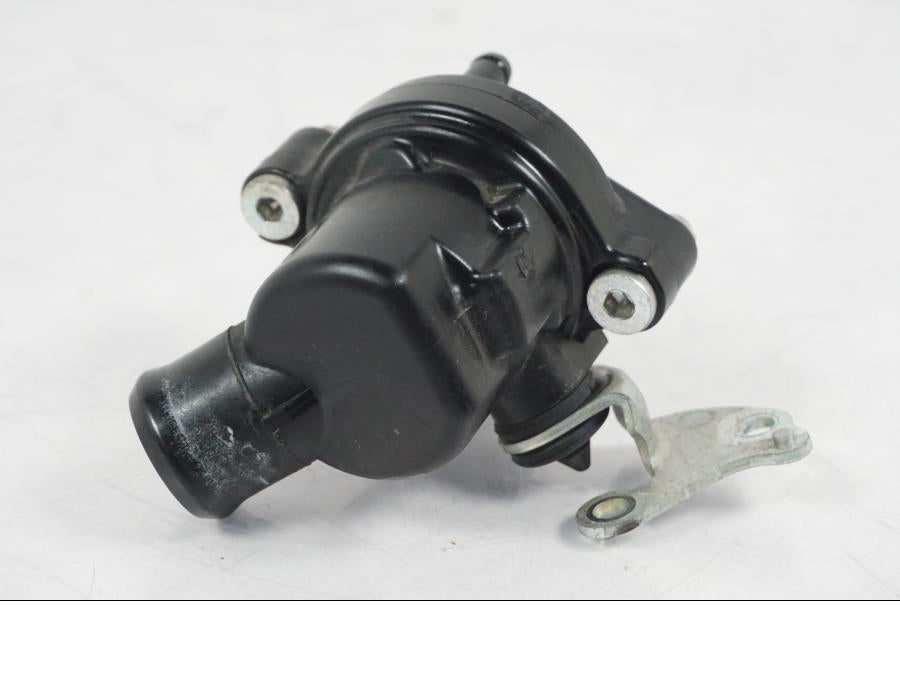 Snett uppifrån på Vattentermostathus från en Yamaha YZF 1000 R1 -2007 motorcykel.