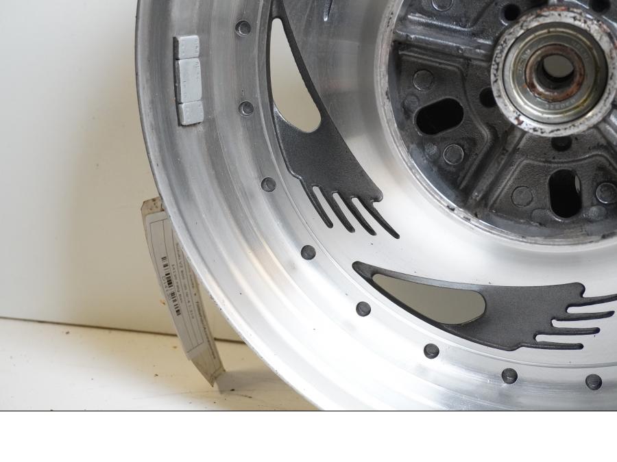 Extrabild6 på Fälg från en Suzuki VZ 800 -2000 motorcykel.