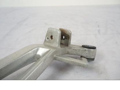 Snett uppifrån på Fotpinnefäste från en Honda CBR 125 R -2006 motorcykel.