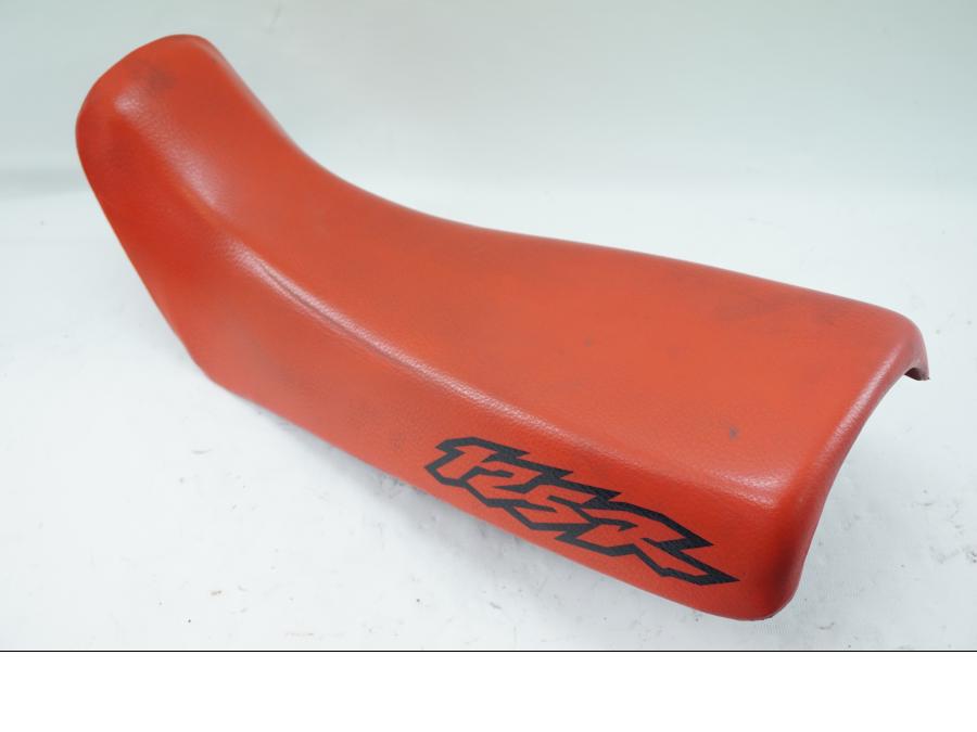 Höger sida på Sadel från en Honda XL 125 R -1998 motorcykel.