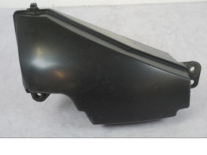 Framsidan på Verktygslåda från en Suzuki VL 800 -2002 motorcykel.