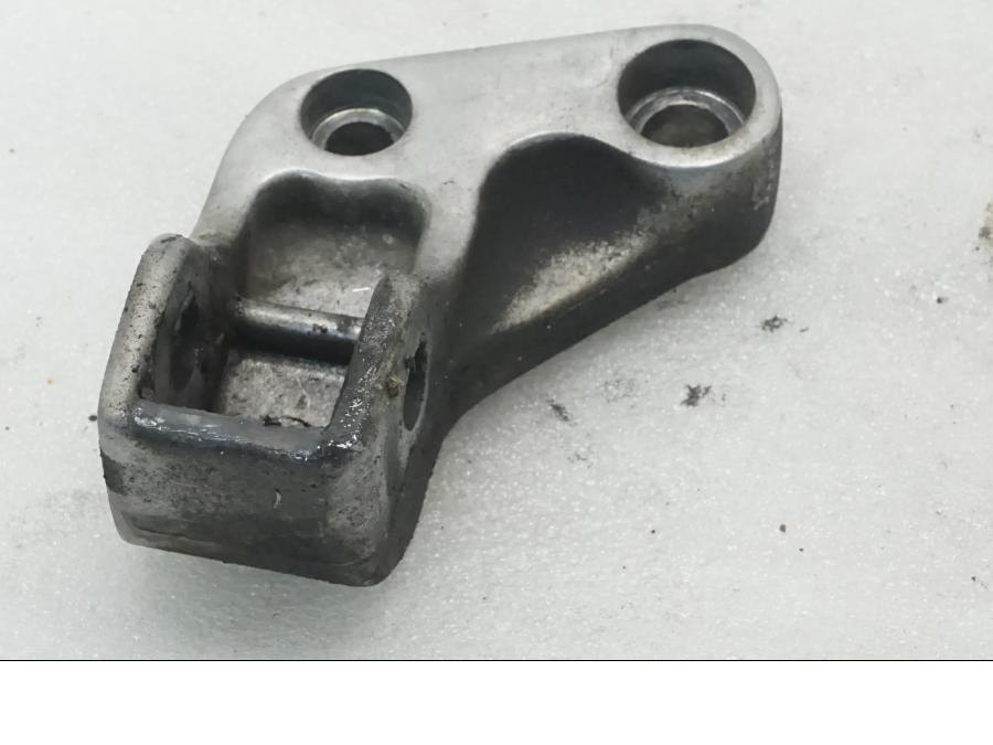 Framsidan på Fotpinnefäste från en Triumph Legend TT -2000 motorcykel.