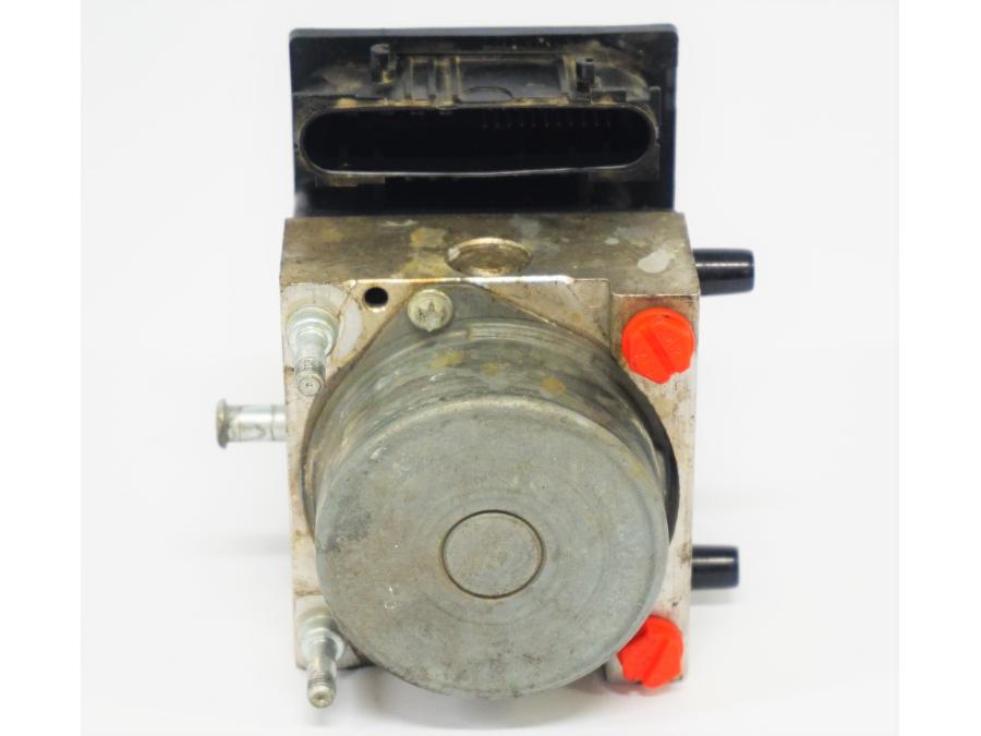 Snett uppifrån på ABS Modulator från en BMW G 650 GS -2011 motorcykel.