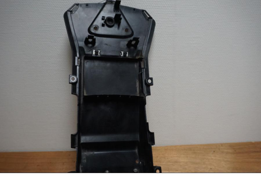 Vänster sida på Undertail från en Aprilia Tuono V4R -2016 motorcykel.